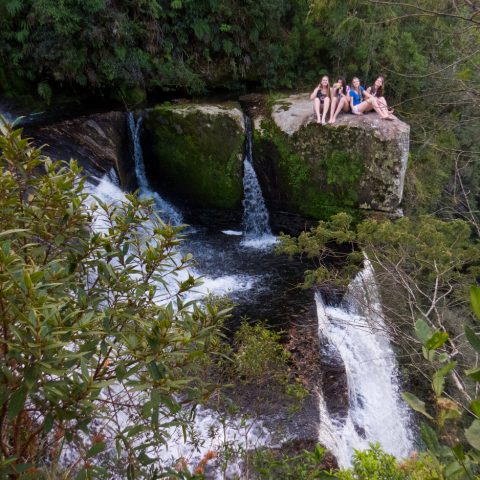 meninas banhando na cachoeira pousada campo do zinco